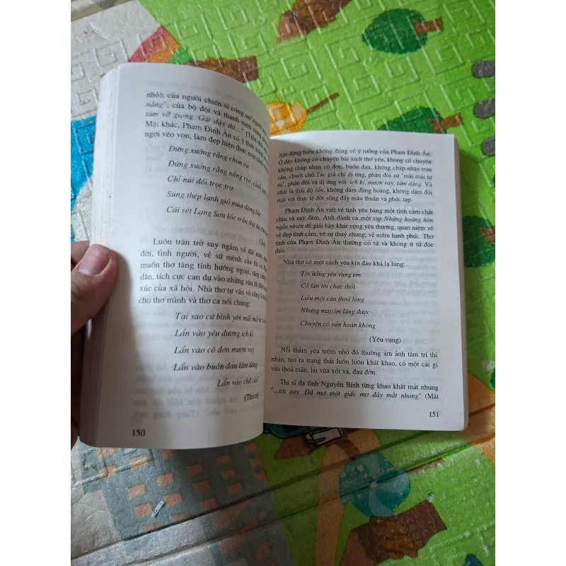 Đi giữa miền thơ tập 2 977745