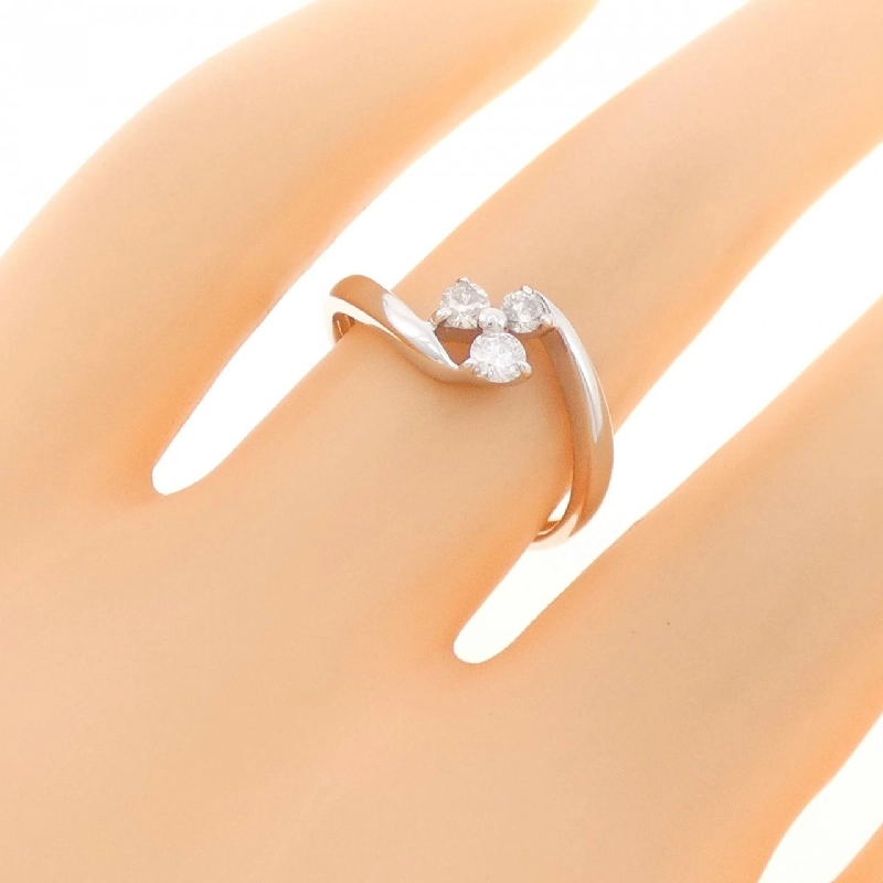 Nhẫn kim cương ba viên hoa K18WG 0.20CT 670388