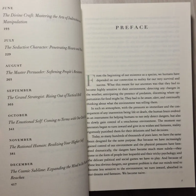 Robert Greene - The Daily Laws: 366 Meditations 933918