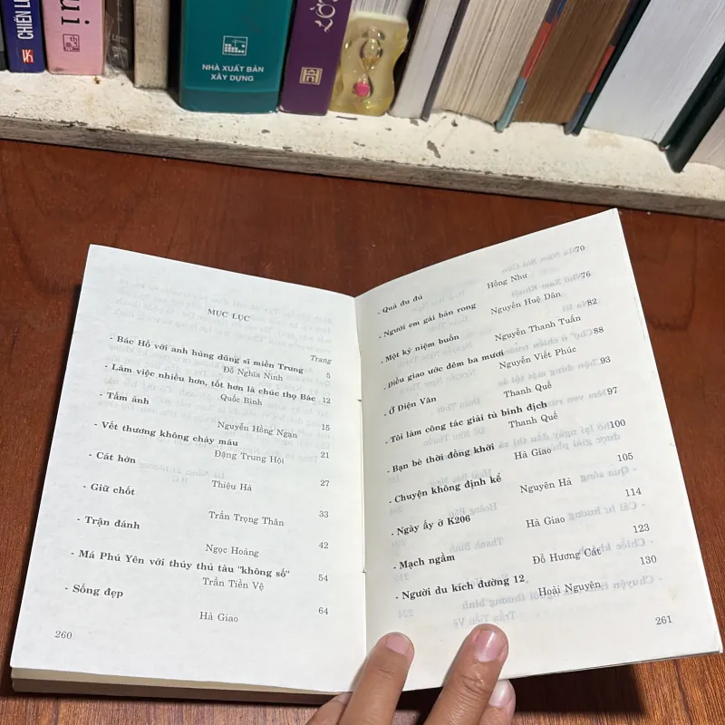 II Lịch Sử: Bác Hồ Với Anh Hùng Dũng Sỹ Miền Trung - 2001 958692