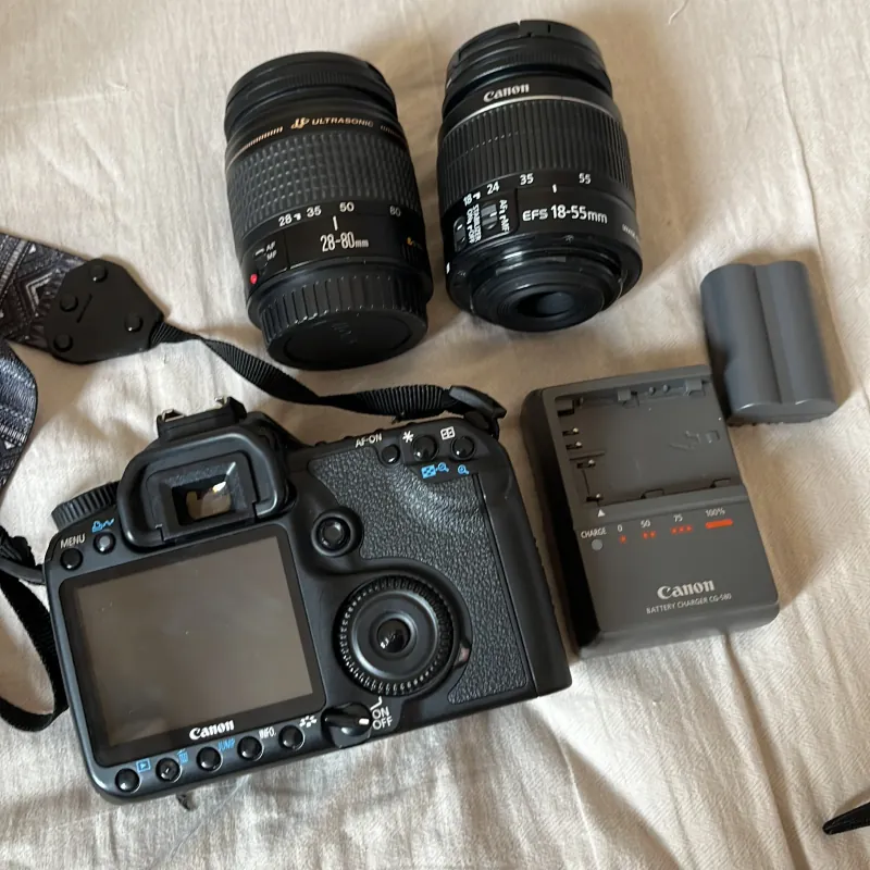 Máy ảnh canon 40D kèm 2 len 18-55 28-80 sử dụng tốt 998505