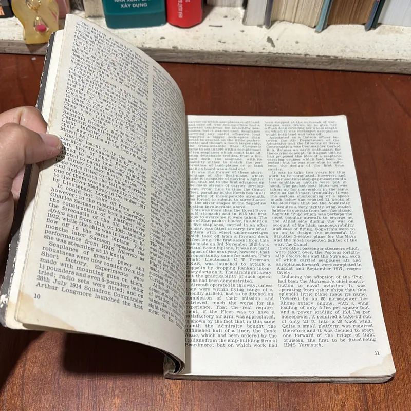 II English Books: Aircraft Carrier The Majestic Weapon - Donald Macintyre 727038