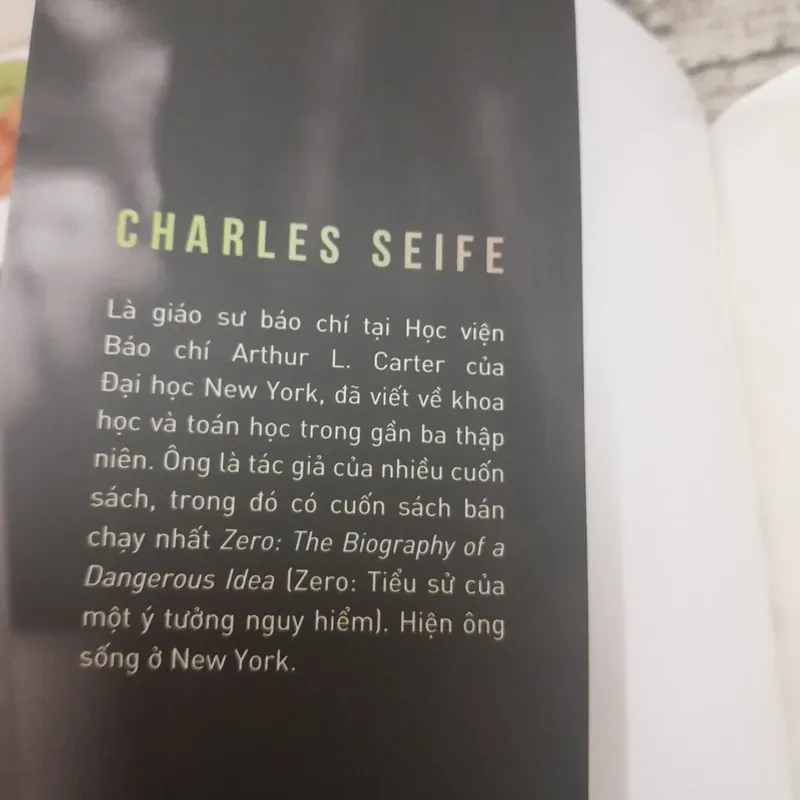 Hawking Hawking. Câu chuyện về một huyền thoại khoa học. Charles Seife. Dương Q. Văn dịch 674641