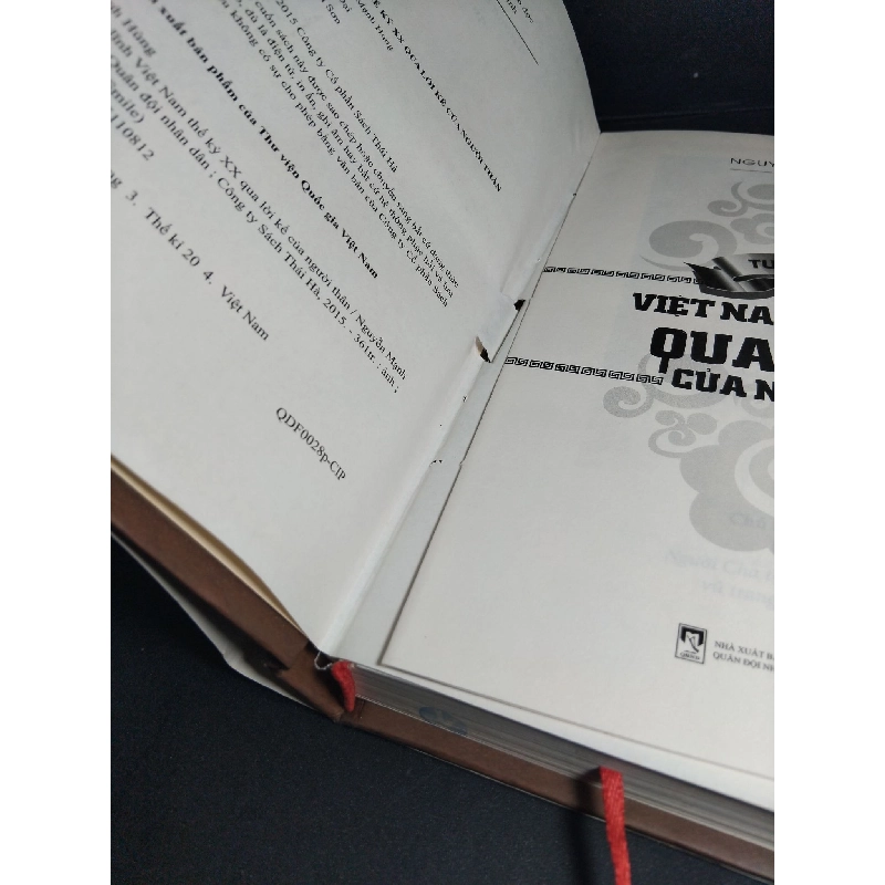 Tướng lĩnh Việt Nam thế kỷ XX qua lời kể của người thân (bìa cứng) mới 90% ố nhẹ bong gáy, có mộc nhà phát hành 2015 HCM2103 LỊCH SỬ - CHÍNH TRỊ - TRIẾT HỌC 918391