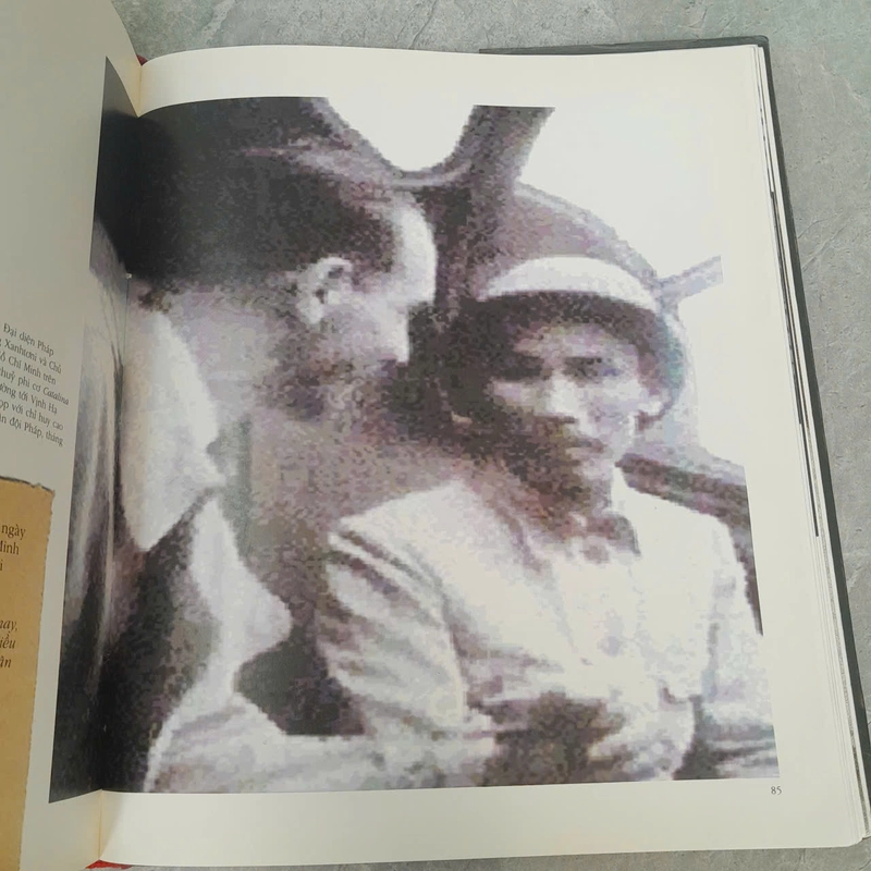 HỒ CHÍ MINH - MỘT CHÂN DUNG 546642