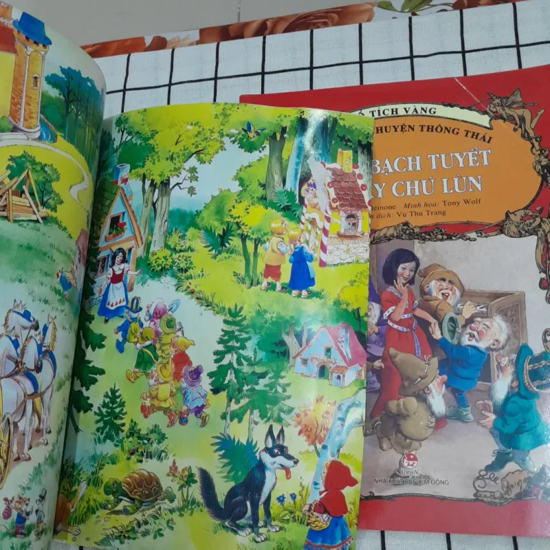 2 quyển truyện cổ tích màu khổ lớn: CÔ BÉ QUÀNG KHĂN ĐỎ & BẠCH TUYẾT VÀ 7 CHÚ LÙN. 995825