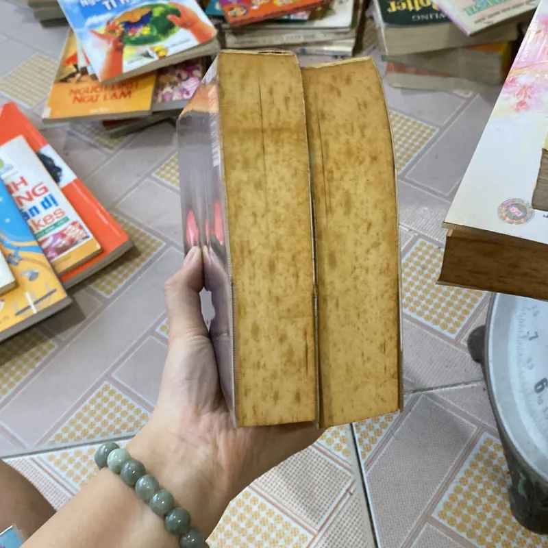 Hãy nhắm mắt khi anh đến của tác giả Đinh Mặc 1043548
