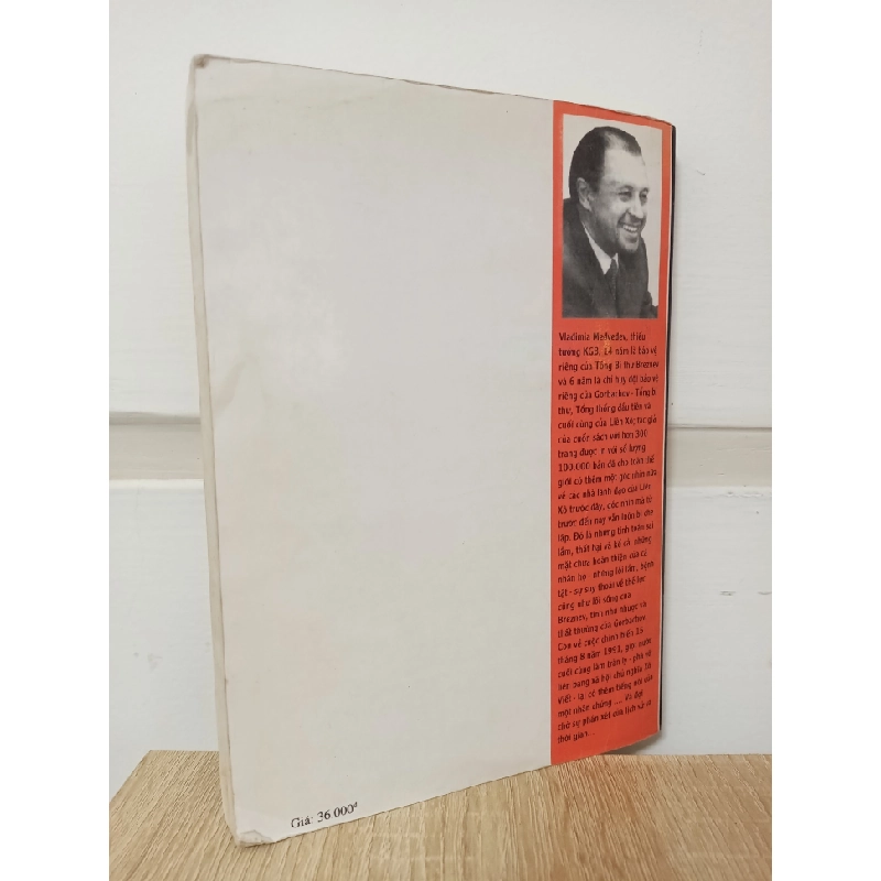 [Phiên Chợ Sách Cũ] Người Đứng Sau Lưng (2002) - Vlađimia Métvêdép D2407 533427