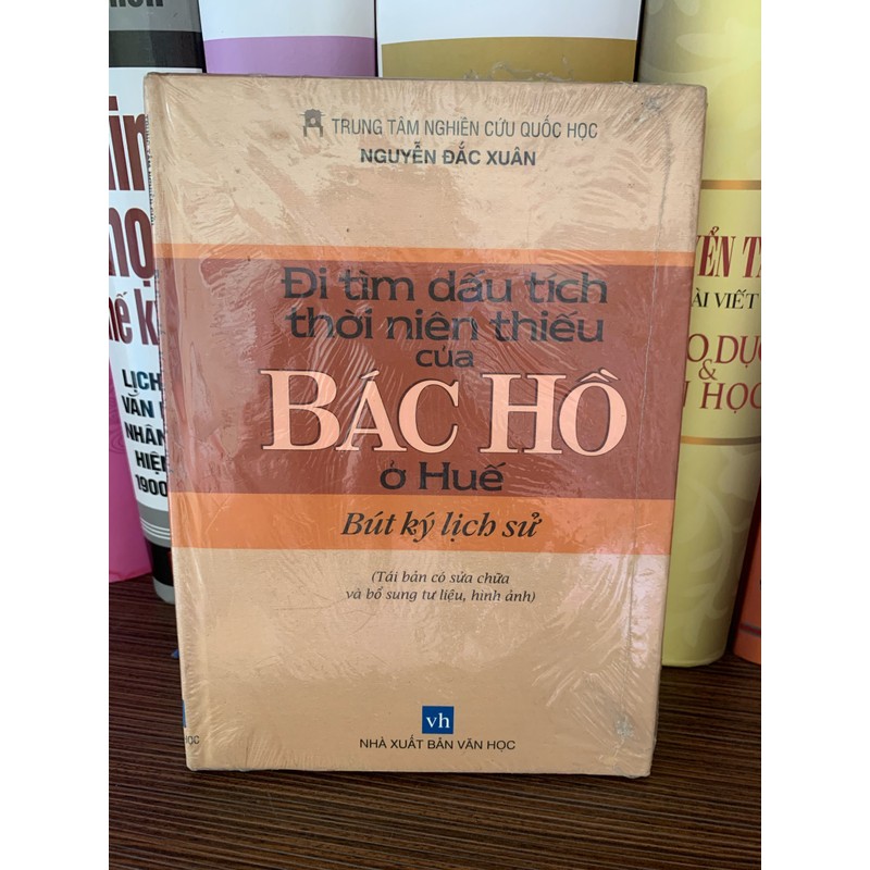 Bút ký lịch sử : Đi Tìm Dấu Tích Thời Niên Thiếu của Bác Hồ ở Huế- Sách mới còn seal 95% 148822