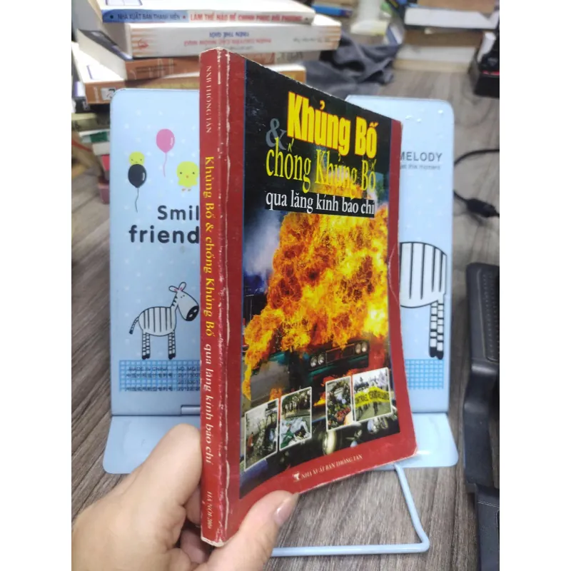 Sách: Khủng bố và chống khủng bố qua lăng kính báo chí (A2) 610054