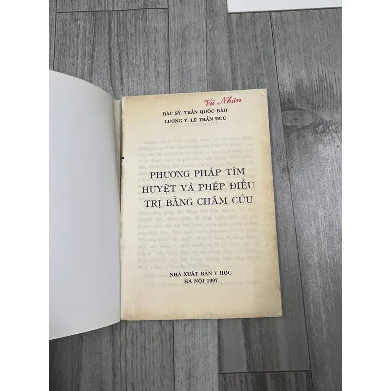 Phương pháp tìm huyệt và phép điều trị bằng châm cứu. 6b4 737195