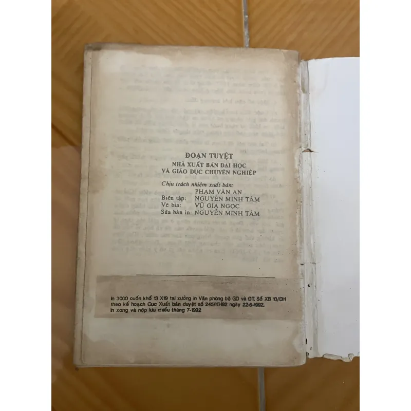 Đoạn tuyệt - Nhất Linh 1010892