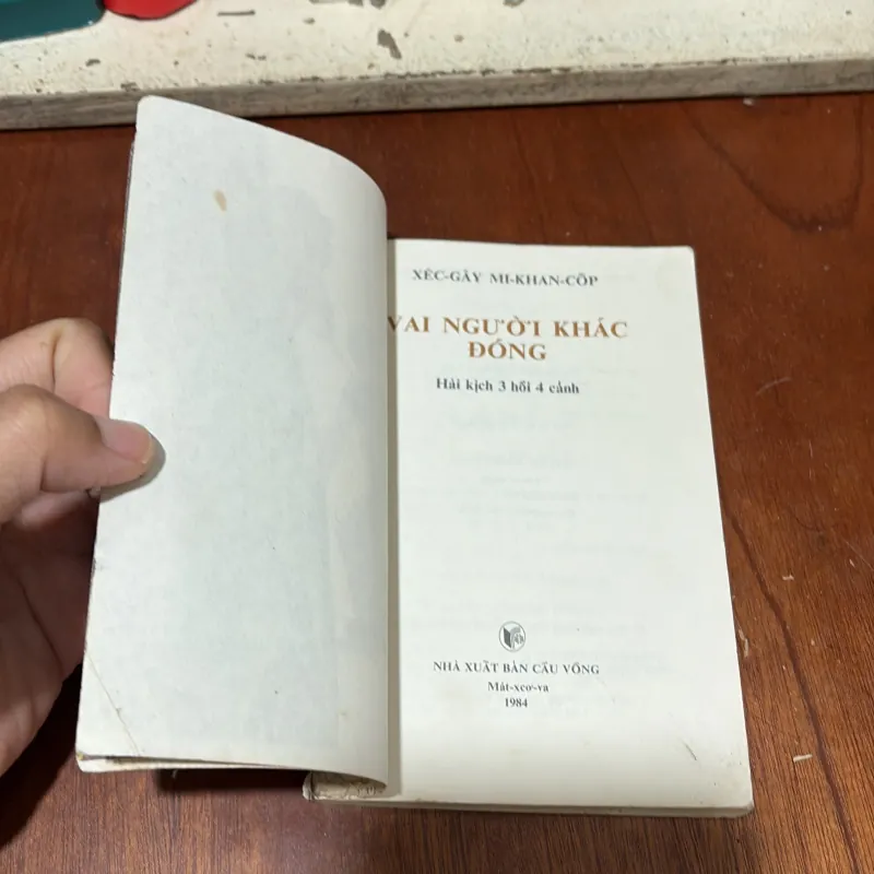 II Kịch Bản: Vai Người Khác Đóng - XécGây MiKhanCốp - 1984 751271