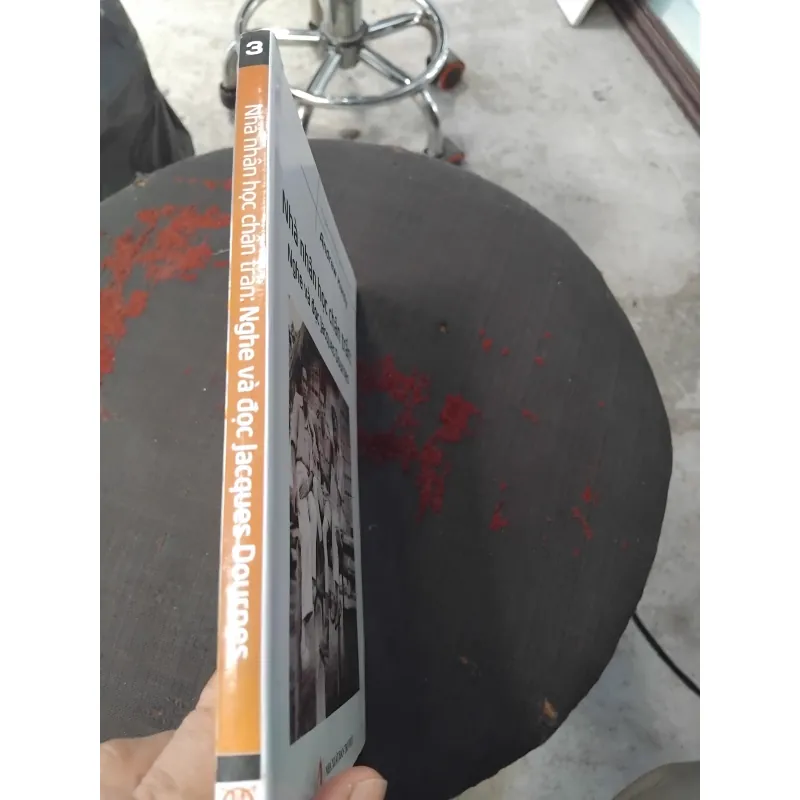 Nhà nhân học chân trần : nghe và đọc Jaques Dournes 1031040