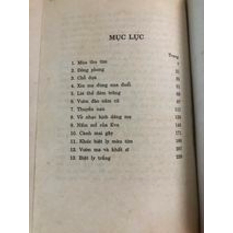 Sách Người đàn bà trong thu tím chính hãng 305375