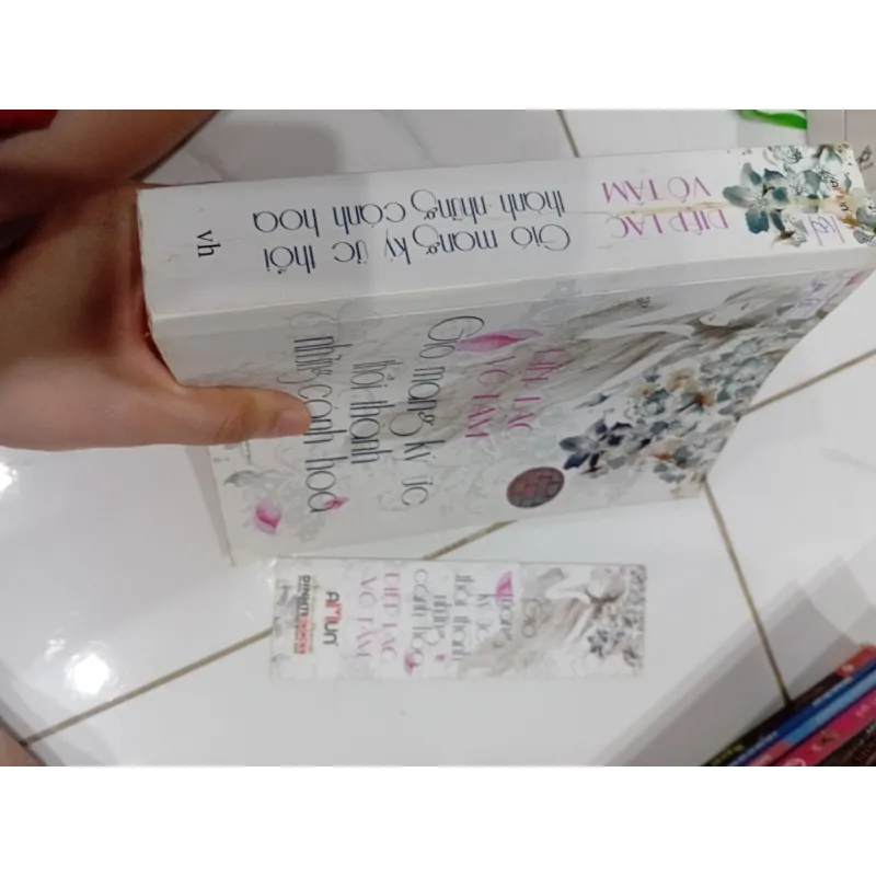 Sách Gió mang kí ức thổi thành những cánh hoa 1024841