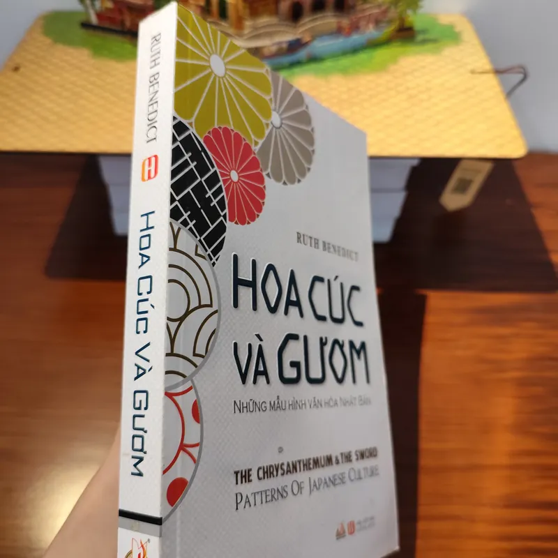 Hoa cúc và gươm 561730