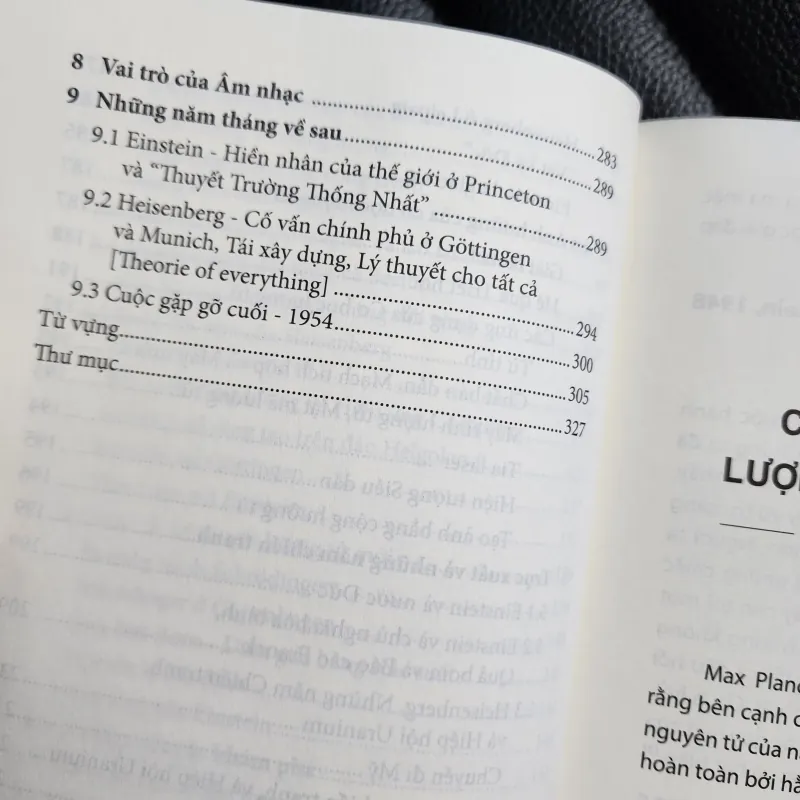 Einstein và Heisenberg - Những người đặt nền tảng cho vật lý hiện đại | Konrad Kleinknecht 930007