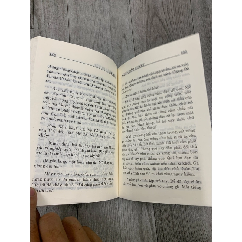 Người đào huyệt - nguyễn sĩ hồng. 1a4 509033