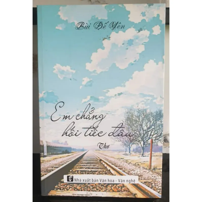 Sách thơ Em chẳng hỏi tiếc đâu của Bùi Đề Yến 693274