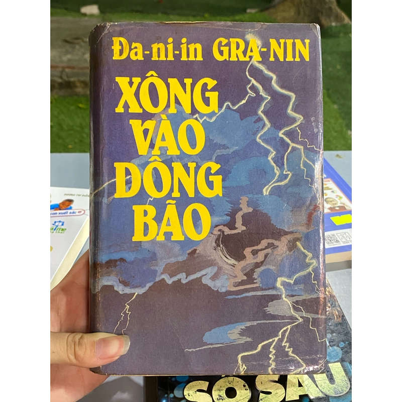 XÔNG VÀO DÔNG BÃO - ĐANIIN GRANIN 308885