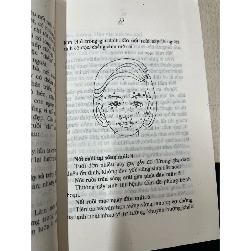 Nữ tướng - Vũ Thị Hảo (sách in kéo lụa) 790240