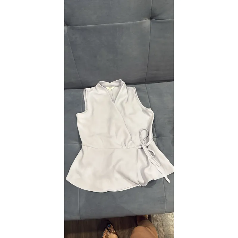 Áo croptop trắng kem có thêu ren tay và gấu 606398