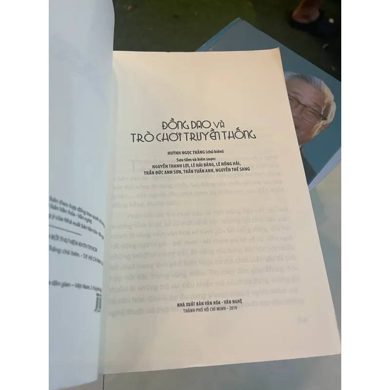 ĐỒNG DAO VÀ TRÒ CHƠI TRUYỀN THỐNG - HUỲNH NGỌC TRẢNG chủ biên  1027401
