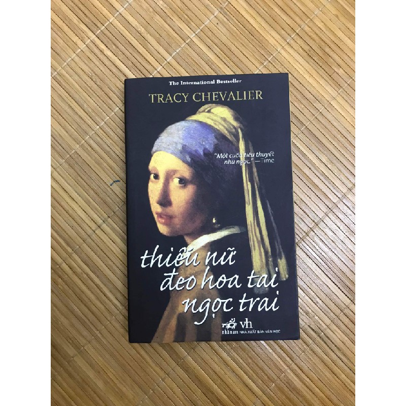 Thiếu nữ đeo hoa tai ngọc trai  15962