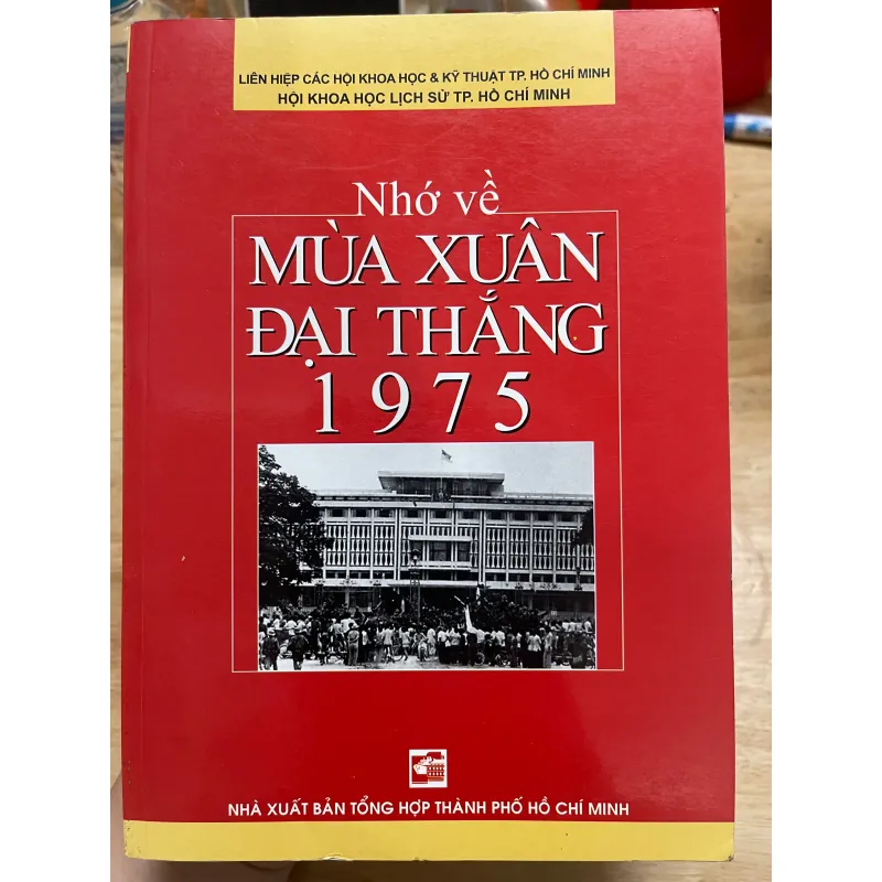 Sách ghi nhớ Mùa Xuân Đại Thắng 1975 - Tập ảnh kỷ niệm lịch sử 1038091