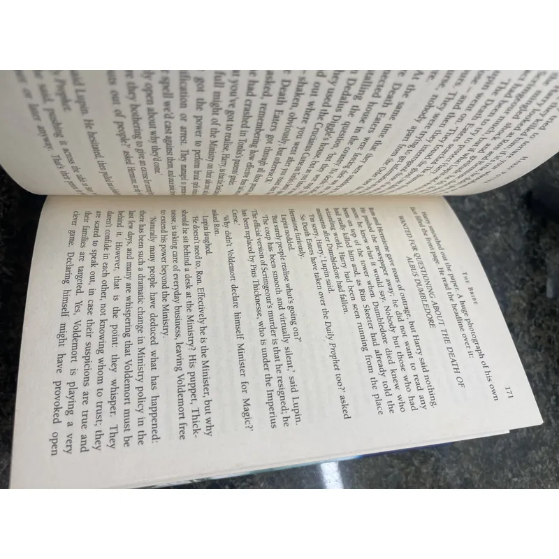 Harry Potter and the deathly hallows J.K. Rowling hard cover 720110