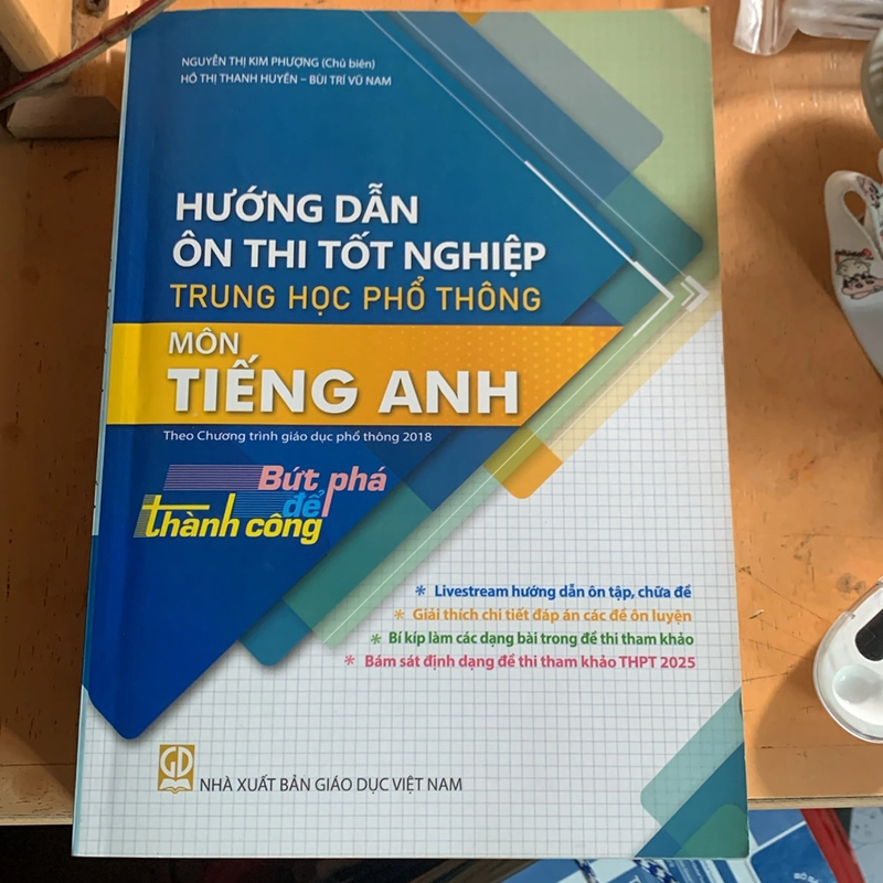 Sách tiếng anh ôn thi THPT -tình trạng mới nguyên mở ra vài lần phần mặt mấy trang đầu 493923