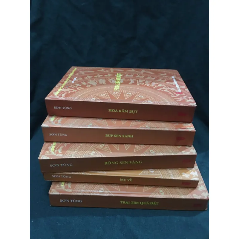 Búp sen xanh, bông sen vàng, hoa râm bụt, mẹ về, trái tim quả đất 958137