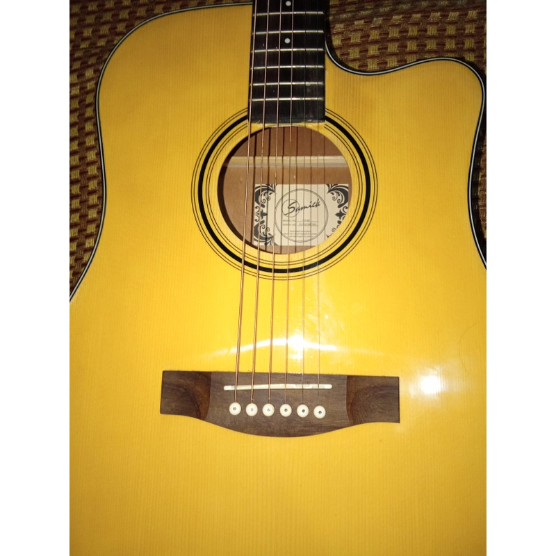 Đàn guitar acoustic có cổng gắn vào loa 210967