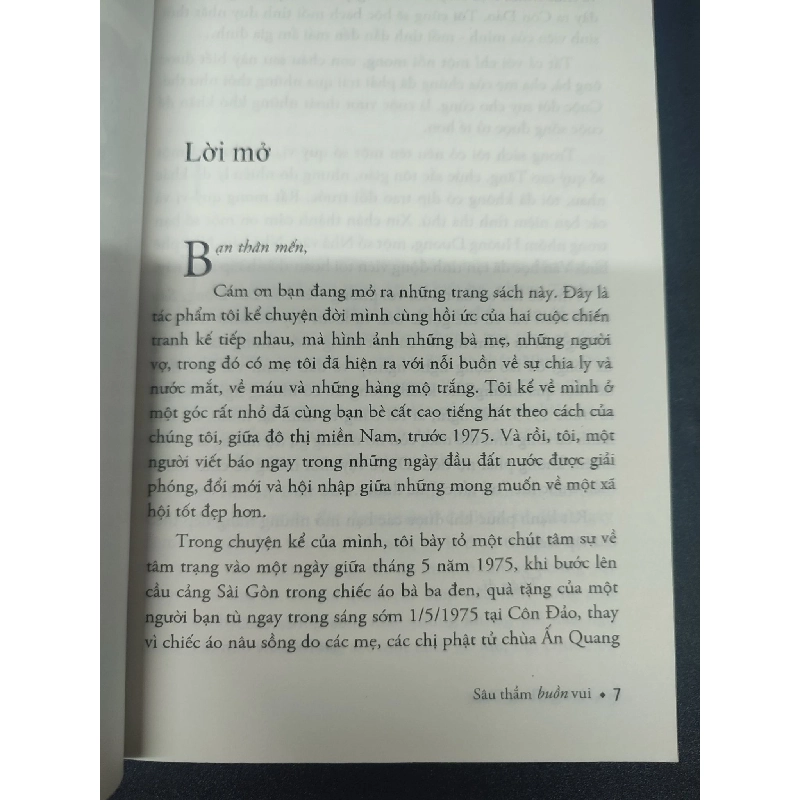 Sâu thẳm buồn vui - Tự truyện của một người làm báo - Hoàng Thoại Châu 2015 mới 80% ố bẩn có mộc HCM0305 văn học 914151