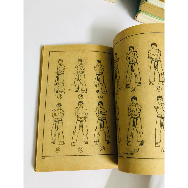 TUỔI TRẺ VÀ VÕ THUẬT  - 141 trang, nxb: 1988 542122