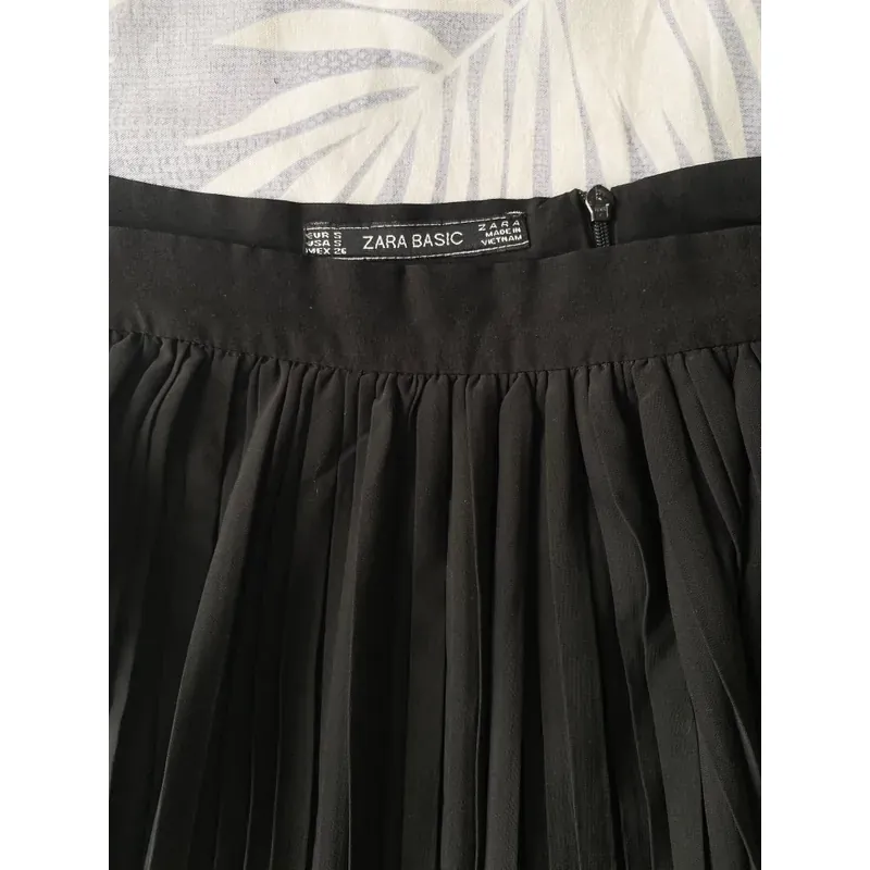 MỚI 99%***CHÂN VÁY XẾP LY ZARA BASIC ĐEN* VIỀN XOÈ* CHẤT SUÔNG ĐẸP* TẶNG QUÀ 0Đ 591528