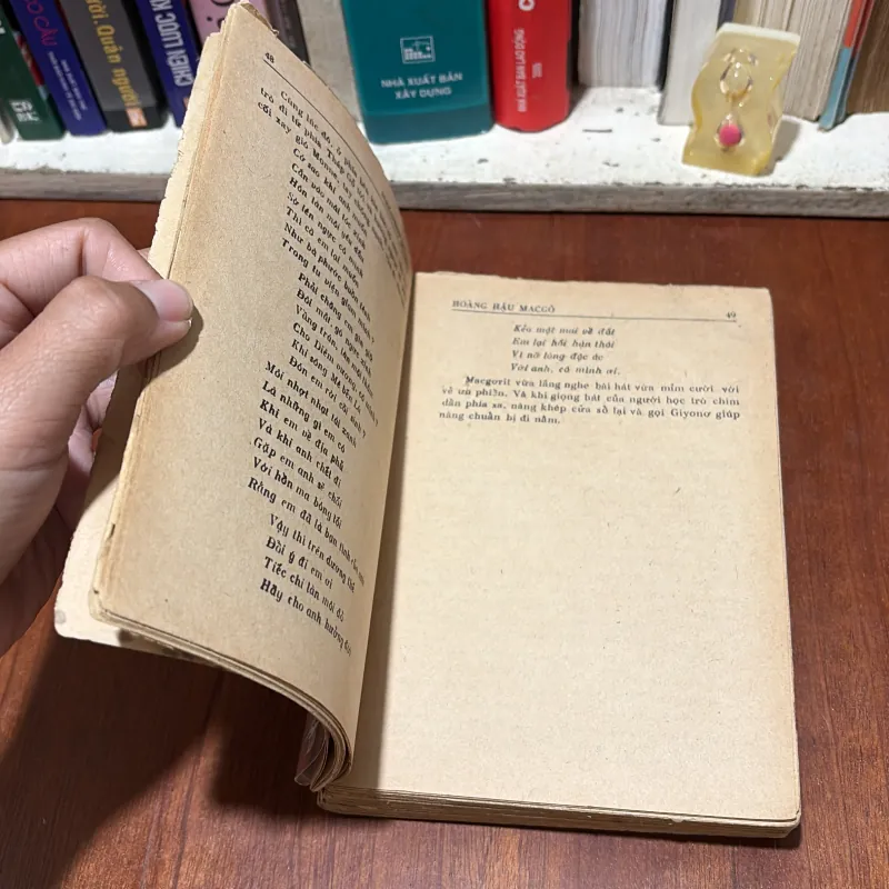 II Văn Học Nước Ngoài: Hoàng Hậu MácGô (2 Tập) - ALEXANĐRƠ ĐUYMA - 1988 781593