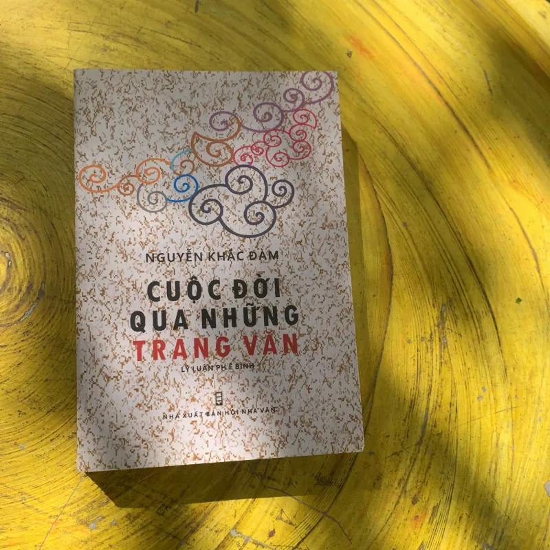 CUỘC ĐỜI QUA NHỮNG TRANG VĂN- lý luận phê bình- NGUYỄN KHẮC ĐÀM 784271