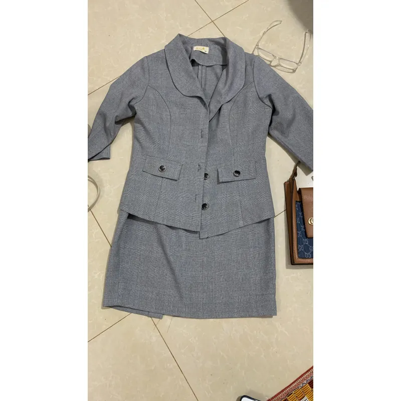 Bộ  chân váy + áo nữ, hãng Anie, màu ghi đậm , size M 740075