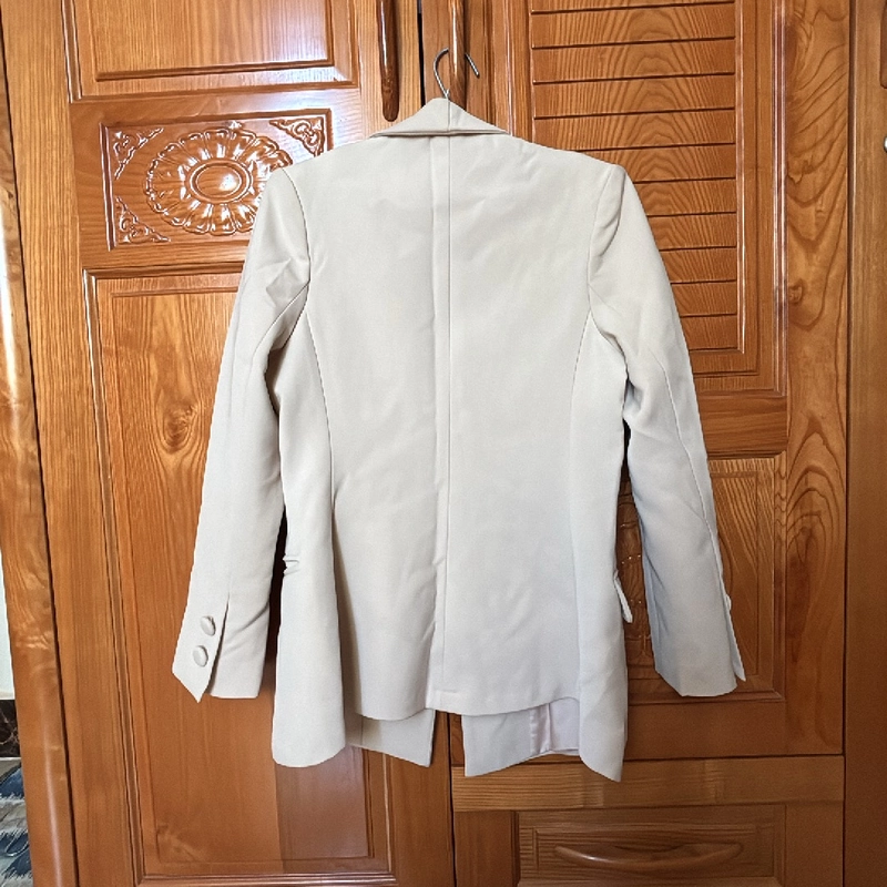 Áo vest 2 lớp brand BASIC chính hãng, đệm vai, size S, màu kem, like new 95%, used 2 lần 381842