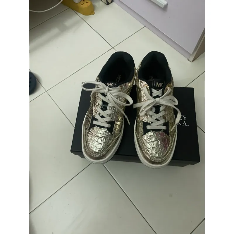 Giày thể thao nữ da bóng vàng cá tính phong cách trẻ trung 907806