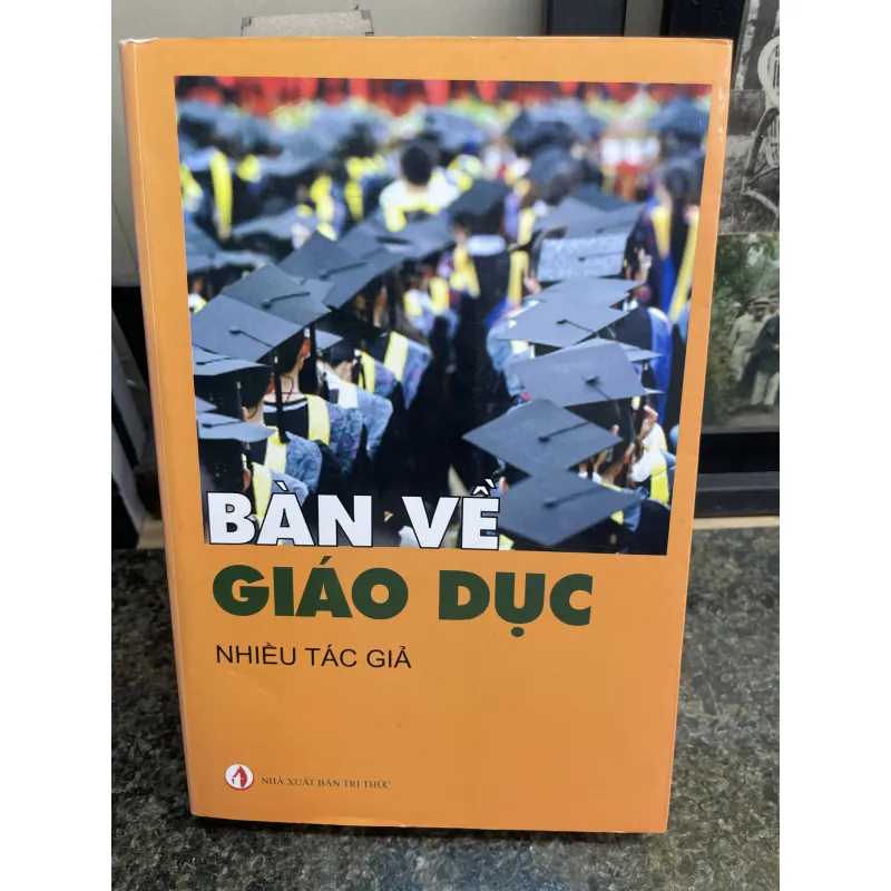 Bàn về giáo dục Nhiều tác giả 751912