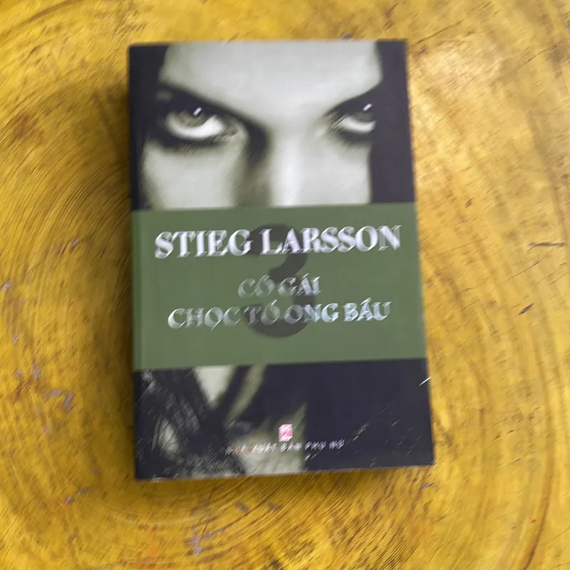CÔ GÁI CHỌC TỔ ONG BẦU - STIEG LARSSON 736249