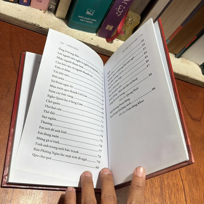 [Sách Bìa Cứng] - II Thơ: Bắt Đầu Từ Đôi Mắt - Đoàn Bổng - 2023 927716