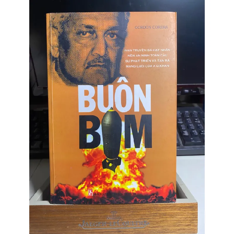 Buôn Bom- Gordon Corera -NXB Văn Hoá Thông Tin -2010 -A.Q.Khan là ông trùm buôn bán hạt nhân chợ đen quốc tế về công nghệ hạt nhân,mà theo mô tả của cựu giám đốc CIA thì “nguy hiểm ít nhất ngang Osama bin Laden”. STB1114 Blogmeo 27525 583064