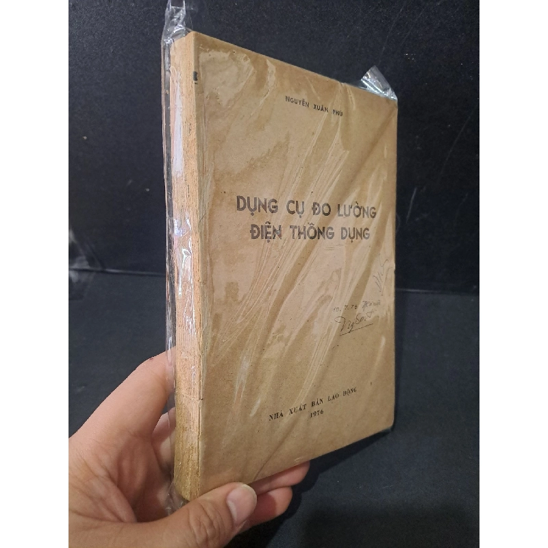 Dụng cụ đo lường điện thông dụng mới 60% bẩn bìa, ố vàng, tróc gáy, rách bìa sau, có chữ ký 1976 Nguyễn Xuân Phú HCM1604 GIÁO TRÌNH, CHUYÊN MÔN 918329