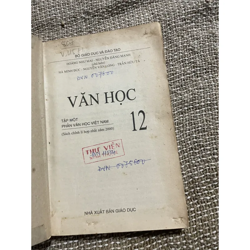 Sách giáo khoa 9x- văn học 12 1041098