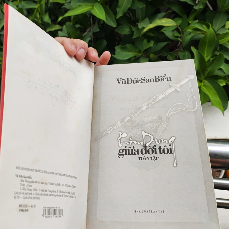 Kim Dung Giữa Đời Tôi Toàn Tập - Vũ Đức Sao Biển - Có chữ ký tác giả 549253