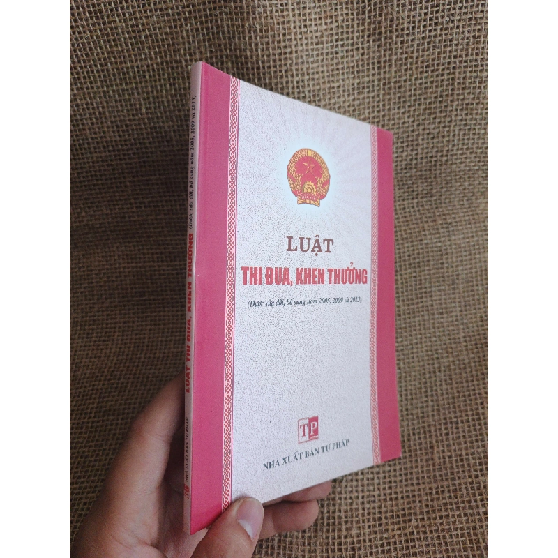 Luật thi đua, khen thưởng 2014 mới 90% (Sách chính trị - pháp lý) HCM060526 1039064